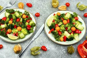 leggero verdura insalata, fatti in casa cibo. foto