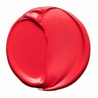 bellezza swatch e cosmetico struttura, cerchio il giro rosso rossetto campione isolato su bianca sfondo, paraffina cera sigillatura francobollo, generativo ai foto