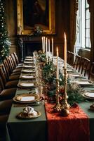 Natale tavolo scappa, elegante formale cena tavolo ambientazione, tablescape con vacanza decorazione per festa evento celebrazione, generativo ai foto