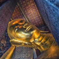Buddha sdraiato nel tempio di Wat Pho bangkok foto