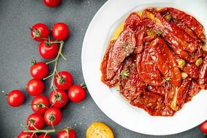 pomodoro antipasti sole secco cibo verdura pasto merenda su il tavolo copia spazio cibo sfondo rustico superiore Visualizza foto