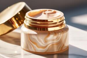 lusso oro viso crema vaso su lussuoso marmo sotto d'oro luce del sole a terme, bellezza e cura della pelle Prodotto, generativo ai foto