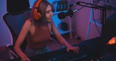 asiatico giovane esport donna gamer godere per giocare in linea gioco su pc foto