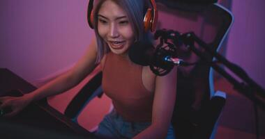 asiatico giovane esport donna gamer godere per giocare in linea gioco su pc foto