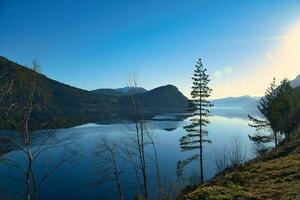 Visualizza di oppstrynsvatnet lago nel Norvegia nel il mattina ore. neve coperto montagne foto