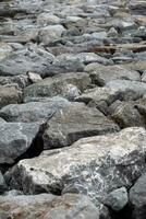 natura pietra su il terra a costa. foto
