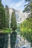 lago di braies pragser wildsee alto adige in italia foto