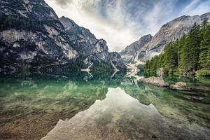 lago di braies pragser wildsee alto adige in italia foto