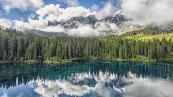 lago di carezza nelle dolomiti italiane foto