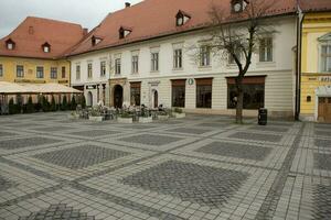 medievale strada con storico edifici nel il cuore di Romania. sibiu il orientale europeo cittadella città. viaggio nel Europa foto