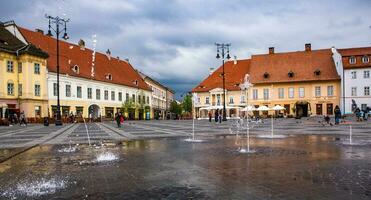 medievale strada con storico edifici nel il cuore di Romania. sibiu il orientale europeo cittadella città. viaggio nel Europa foto