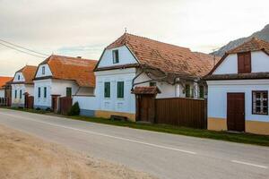 rimetea è un' piccolo villaggio collocato nel transilvania, Romania. esso è situato nel il apuseni montagne e è conosciuto per suo pittoresco ambientazione e bene conservato ungherese architettonico stile. foto