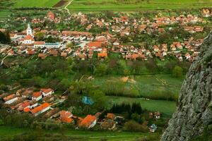 rimetea è un' piccolo villaggio collocato nel transilvania, Romania. esso è situato nel il apuseni montagne e è conosciuto per suo pittoresco ambientazione e bene conservato ungherese architettonico stile. foto