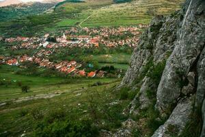 rimetea è un' piccolo villaggio collocato nel transilvania, Romania. esso è situato nel il apuseni montagne e è conosciuto per suo pittoresco ambientazione e bene conservato ungherese architettonico stile. foto