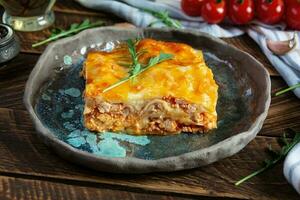 carne Lasagna con bolognese salsa e besciamella salsa. classico Lasagna foto