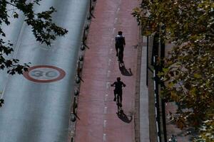 bilbao, vizcaya, Spagna, 2023 - ciclista su il strada, bicicletta modalità di mezzi di trasporto foto