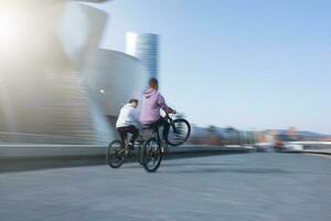 bilbao, vizcaya, Spagna, 2023 - ciclista su il strada, bicicletta modalità di mezzi di trasporto foto