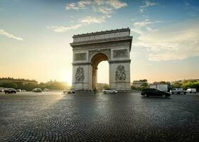 traffico vicino arco de triomphe foto