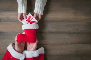 bambino mano inviato regalo in Santa Claus scarpe su Natale giorno. foto