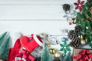 poco Santa attraversare scarpe e Natale sfondo con decorazioni su bianca legna foto