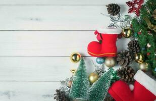 poco Santa attraversare scarpe e Natale sfondo con decorazioni su bianca legna sfondo, foto