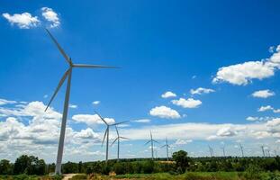 paesaggio di mulini a vento per elettrico energia produzione con bianca nube e blu cielo foto