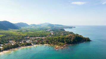 aereo a partire dal drone, paesaggio di Klong dao spiaggia a lan ta isola Sud di Tailandia foto