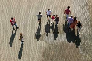 bilbao, vizcaya, Spagna, 2023 - grande gruppo di persone a piedi in giro il città, bilbao città foto