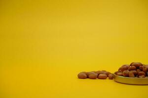 collezione di pelato arachidi isolato su giallo sfondo foto