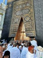 Mecca, Arabia arabia, aprile 2023 - Umra pellegrini a partire dal tutti al di sopra di il mondo raccogliere nel il cortile di Masjid al-haram vicino il porta di il kaaba. foto