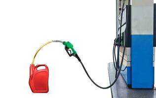benzina pompa ugello rifornimento carburante rosso gallone su bianca sfondo foto