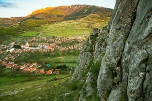 rimetea è un' piccolo villaggio collocato nel transilvania, Romania. esso è situato nel il apuseni montagne e è conosciuto per suo pittoresco ambientazione e bene conservato ungherese architettonico stile. foto