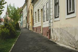 medievale strada con storico edifici nel il cuore di Romania. sibiu il orientale europeo cittadella città. viaggio nel Europa foto