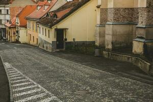 medievale strada con storico edifici nel il cuore di Romania. sibiu il orientale europeo cittadella città. viaggio nel Europa foto