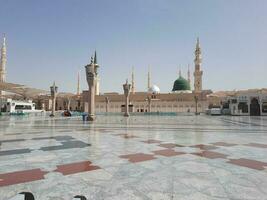 medina, Arabia arabia, Maggio 2023 - un' bellissimo giorno Visualizza di Masjid al nabawi, di medine esterno cortile, pellegrini e moschea baldacchini. foto