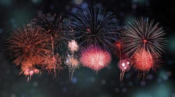 fuochi d'artificio colorati con bokeh nel festival annuale