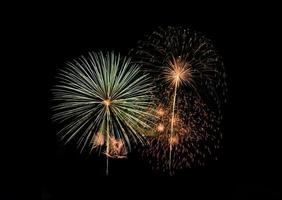 esplosione di fuochi d'artificio colorati festivi astratti su sfondo nero