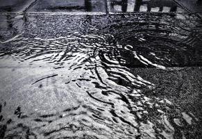 acqua sulla strada in una giornata di pioggia sullo sfondo della stagione delle piogge foto