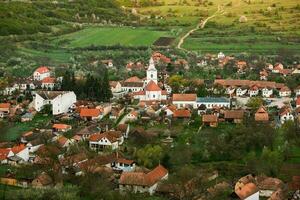 rimetea è un' piccolo villaggio collocato nel transilvania, Romania. esso è situato nel il apuseni montagne e è conosciuto per suo pittoresco ambientazione e bene conservato ungherese architettonico stile. foto