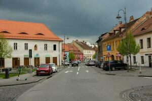 medievale strada con storico edifici nel il cuore di Romania. sibiu il orientale europeo cittadella città. viaggio nel Europa foto