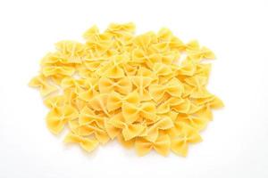 pasta secca di farfalle cruda su sfondo bianco foto