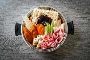 budae jjigae o budaejjigae, stufato dell'esercito o stufato di base dell'esercito, con kimchi, spam, salsicce, noodles ramen e altro ancora - popolare stile di cibo caldo coreano foto