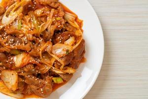 maiale saltato in padella con pasta piccante coreana e kimchi - stile alimentare coreano foto