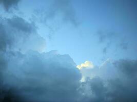 Basso angolo Visualizza di bellissimo crepuscolo blu cielo e grigio colore soffice pioggia nuvole, paesaggio nuvoloso, freddo tempo atmosferico, piovoso giorno foto