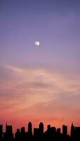 verticale Immagine, pieno Luna nel drammatico vivace colore nuvole e cielo con silhouette città orizzonte, crepuscolo, natura sfondo sfondo foto