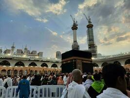 Mecca, Arabia arabia, giugno 2023 - pellegrini a partire dal diverso paesi in giro il mondo eseguire Tawaf nel il cortile di Masjid al haram, mecca nel il sera. foto