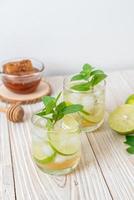 Miele ghiacciato e soda al lime con menta - bevanda rinfrescante foto