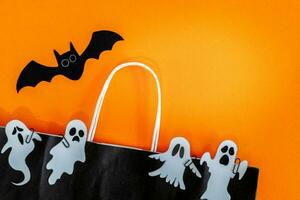 Halloween vendita bandiera con pipistrello, fantasma e Borsa su arancia sfondo. foto