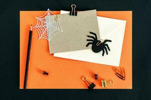 autunno autunno Halloween tema del desktop spazio di lavoro con carta, Busta, matita, clip su elegante arancia strutturato sfondo. foto