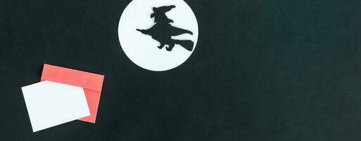 bandiera strega e Luna, nero Halloween sfondo. foto